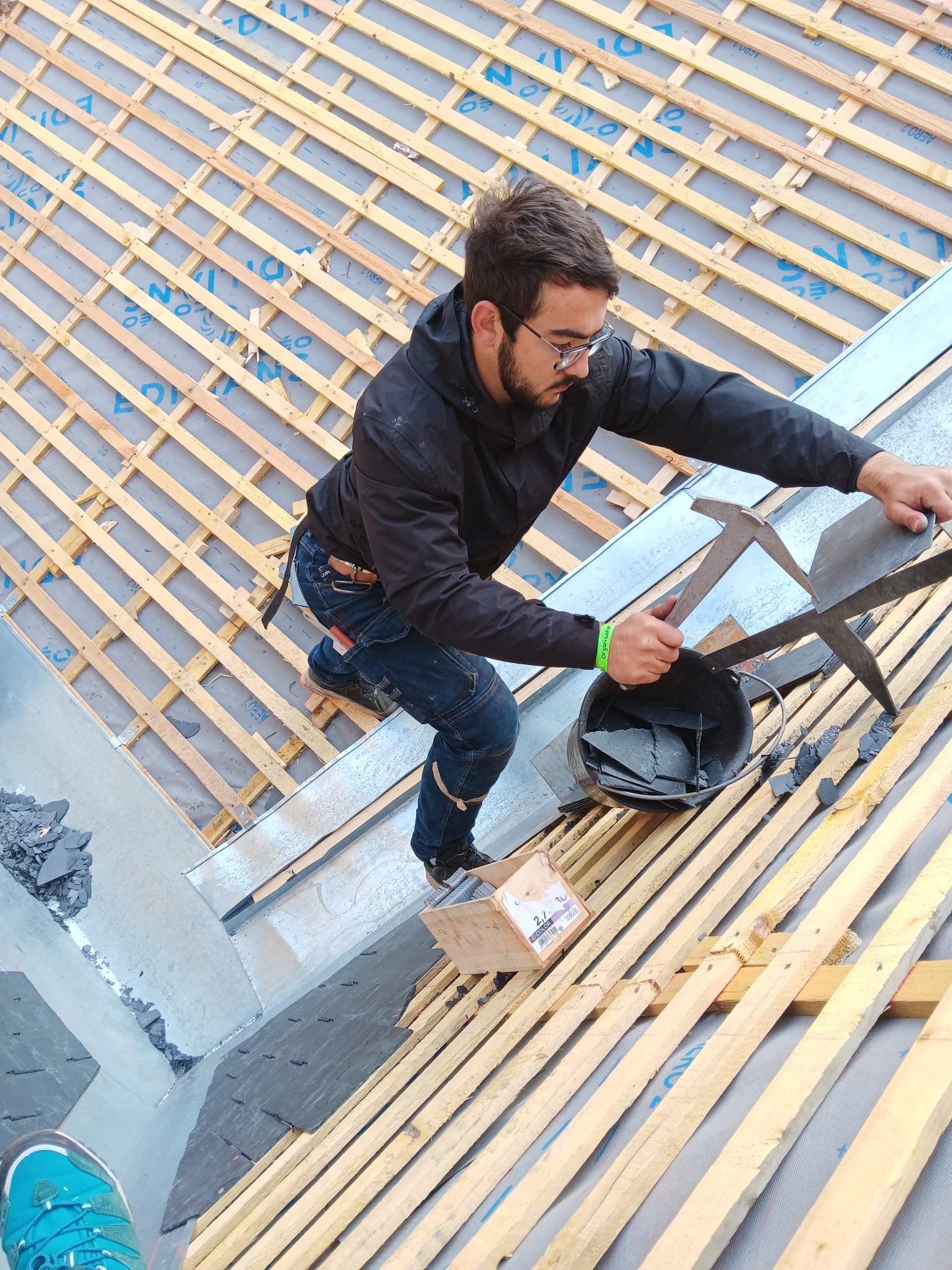 Artisan réalisant une toiture en ardoise