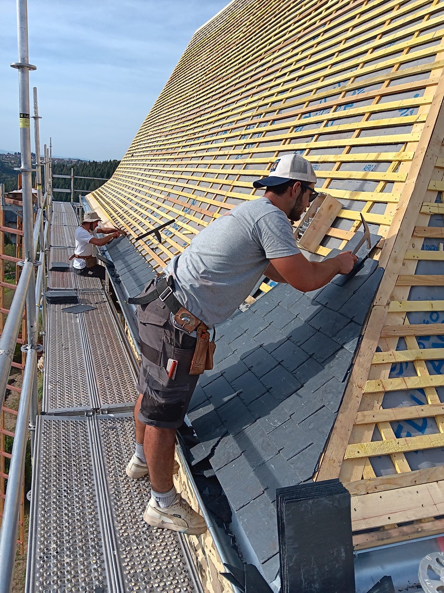 Pose d'ardoises sur un toit