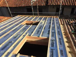 Toiture fenêtrée en construction