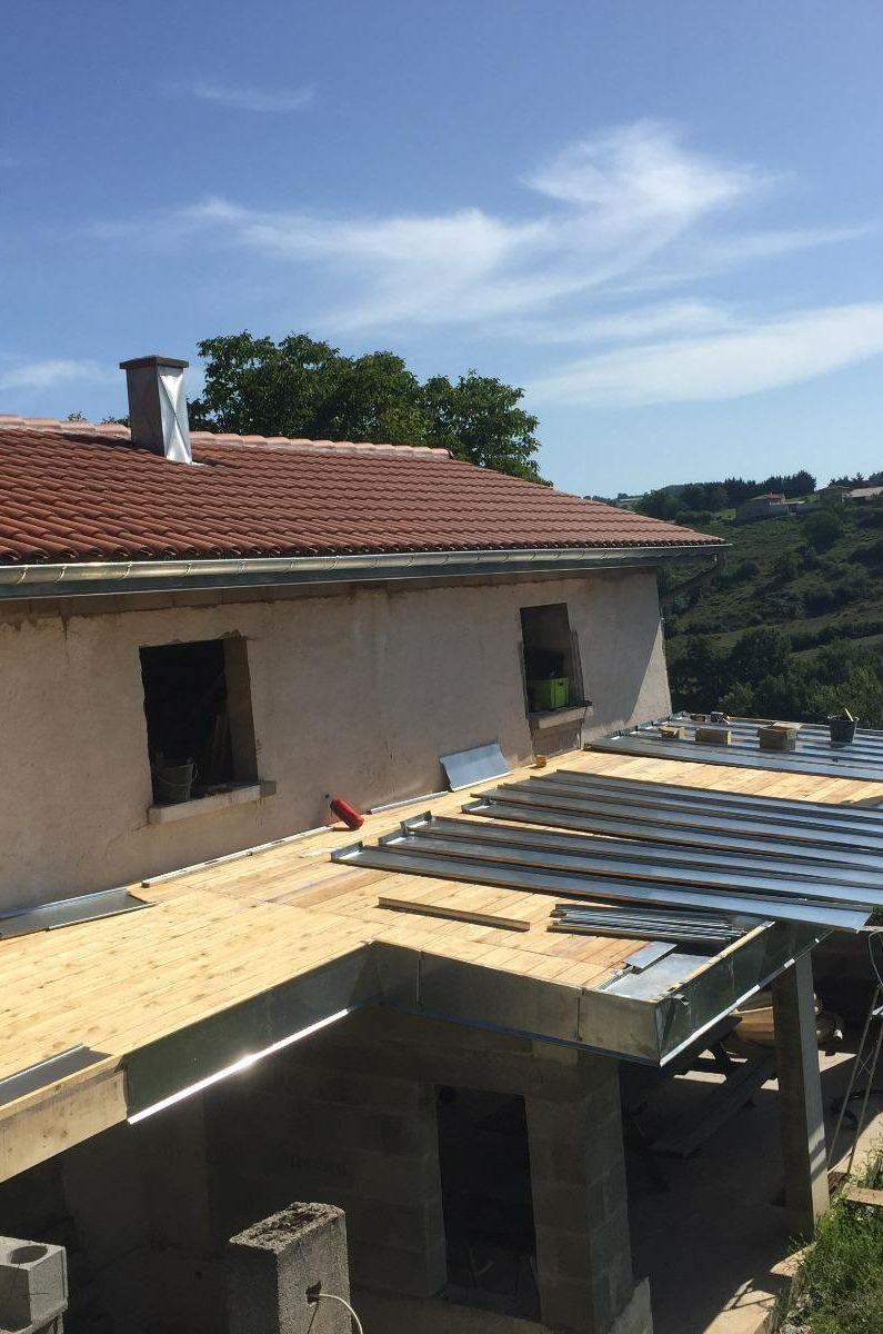 Charpente en bois d'une toiture sur bâche