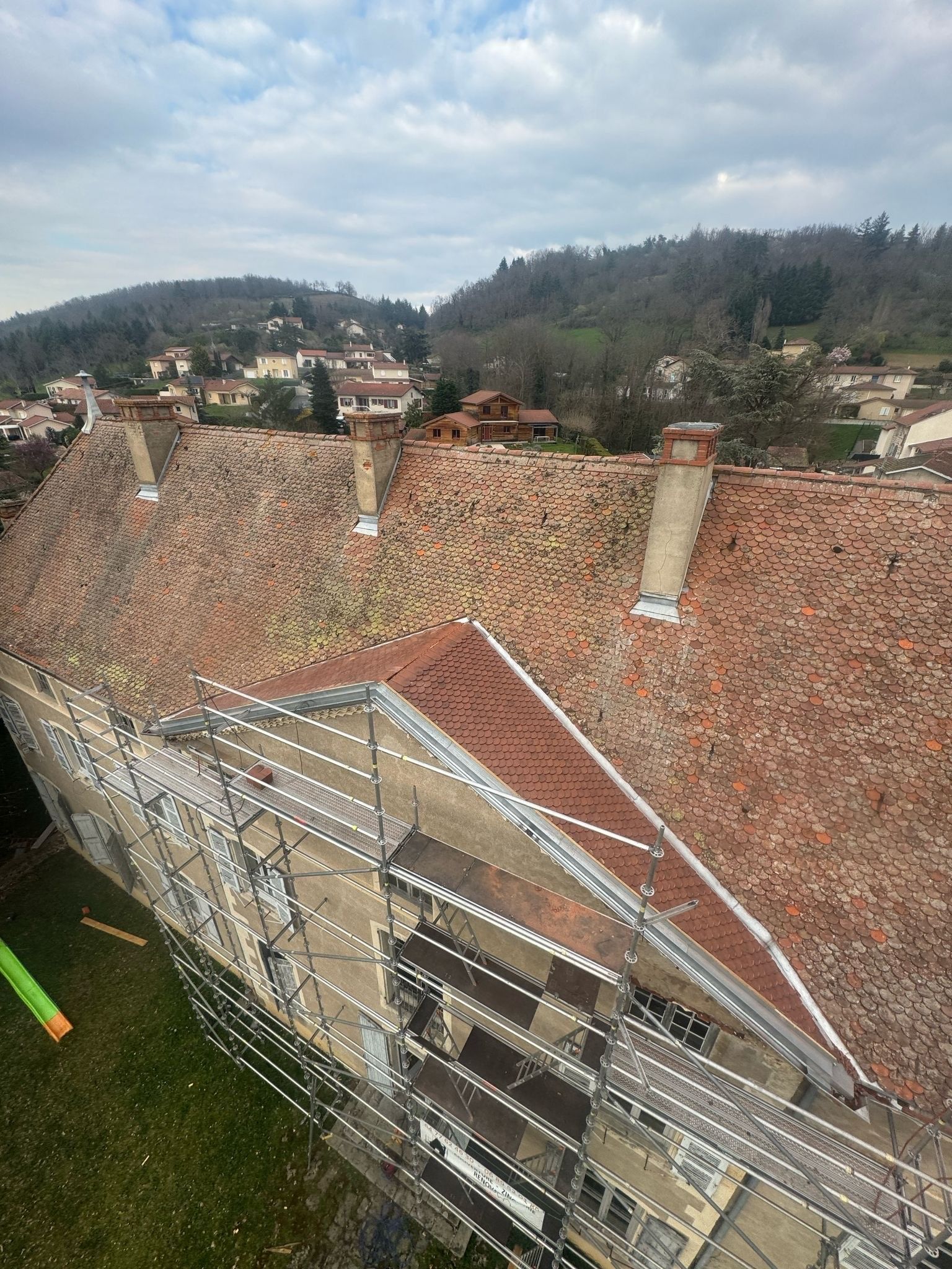 Rénovation d'une grande toiture en tuiles