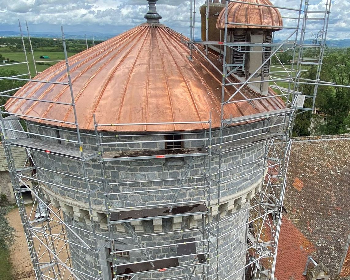 Tour historique sous un échafaudage