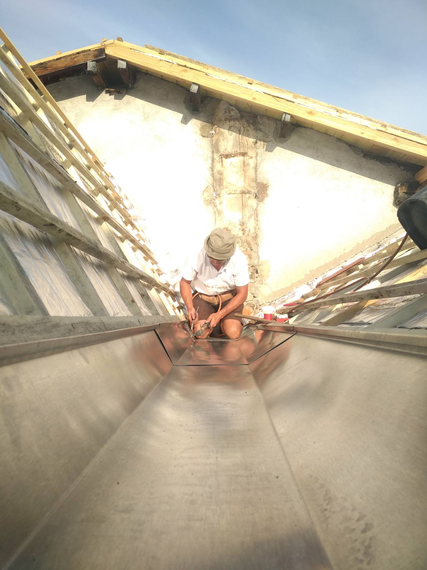 Ouvrier installant la zinguerie