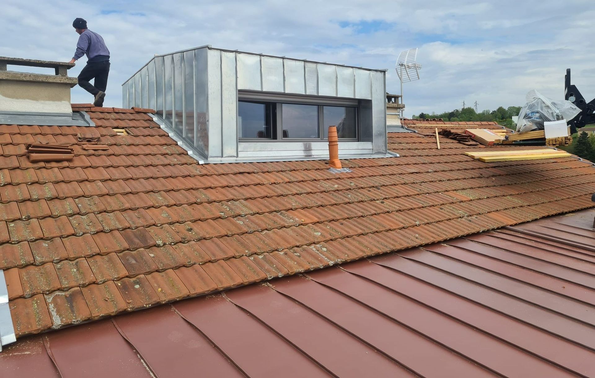 Toit avec zinguerie à Bussières