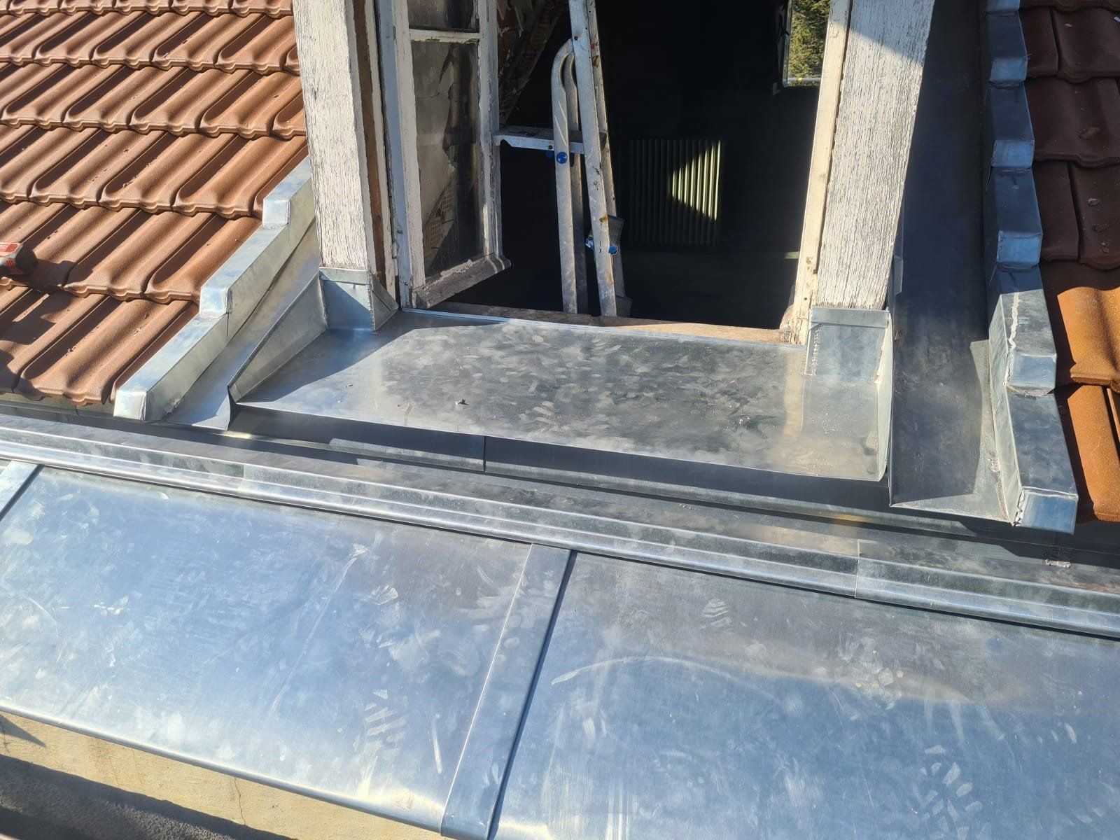 Gouttière en métal d'un habitat