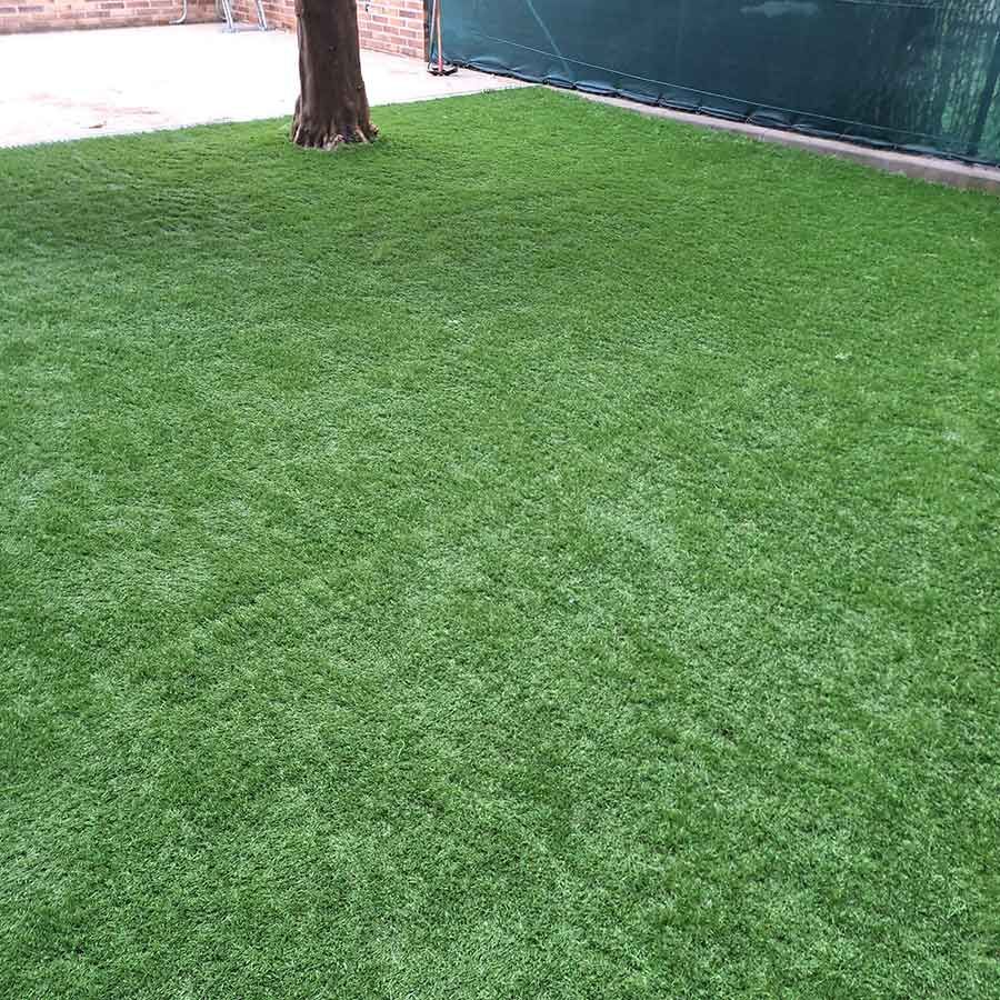 Instalación de césped en jardín de vivienda en Valdemoro