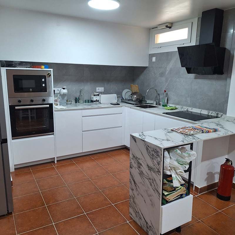 Reforma de cocina moderna realizada en vivienda de Valdemoro