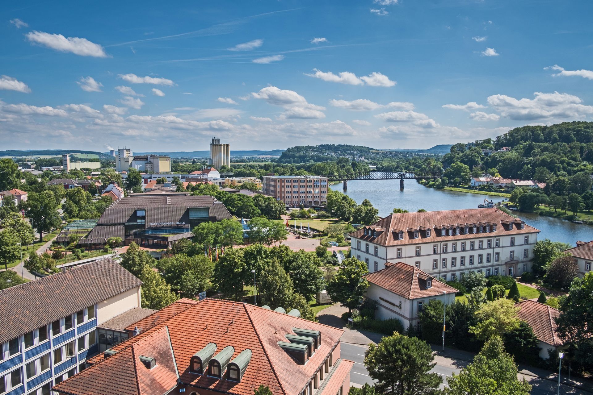 Eine Luftaufnahme einer Stadt mit einem Fluss im Hintergrund.