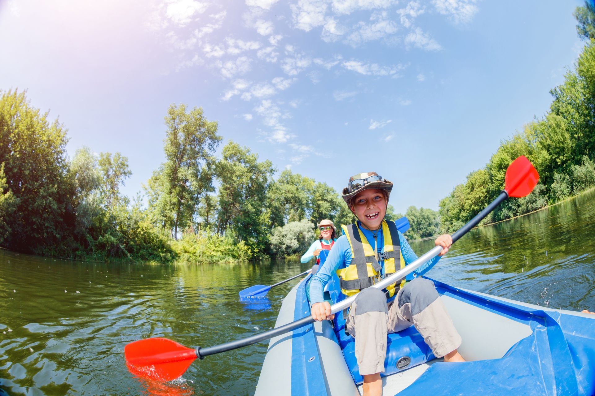 Eine Frau rudert ein Kajak auf einem Fluss.