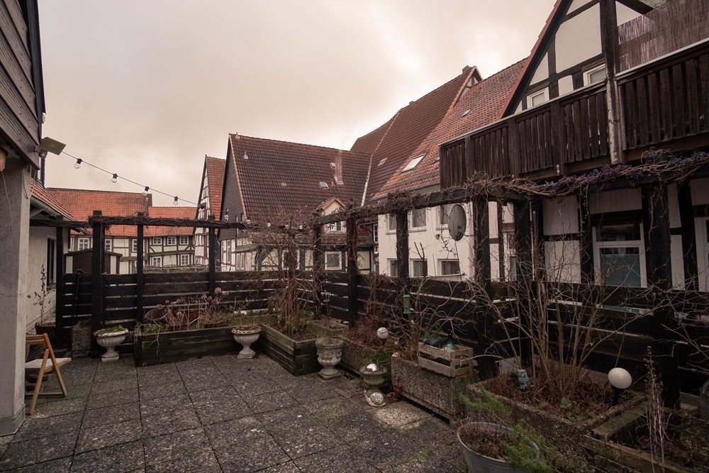 In einem Innenhof sind mehrere Häuserreihen nebeneinander aufgereiht.