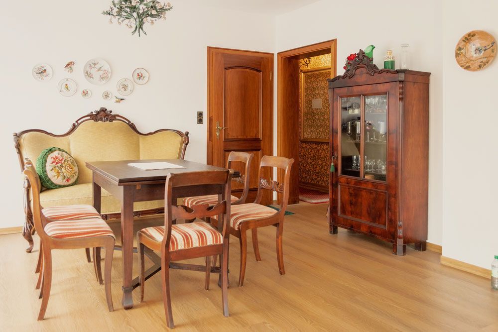 Ein Wohnzimmer mit Tisch, Stühlen und einer Couch.