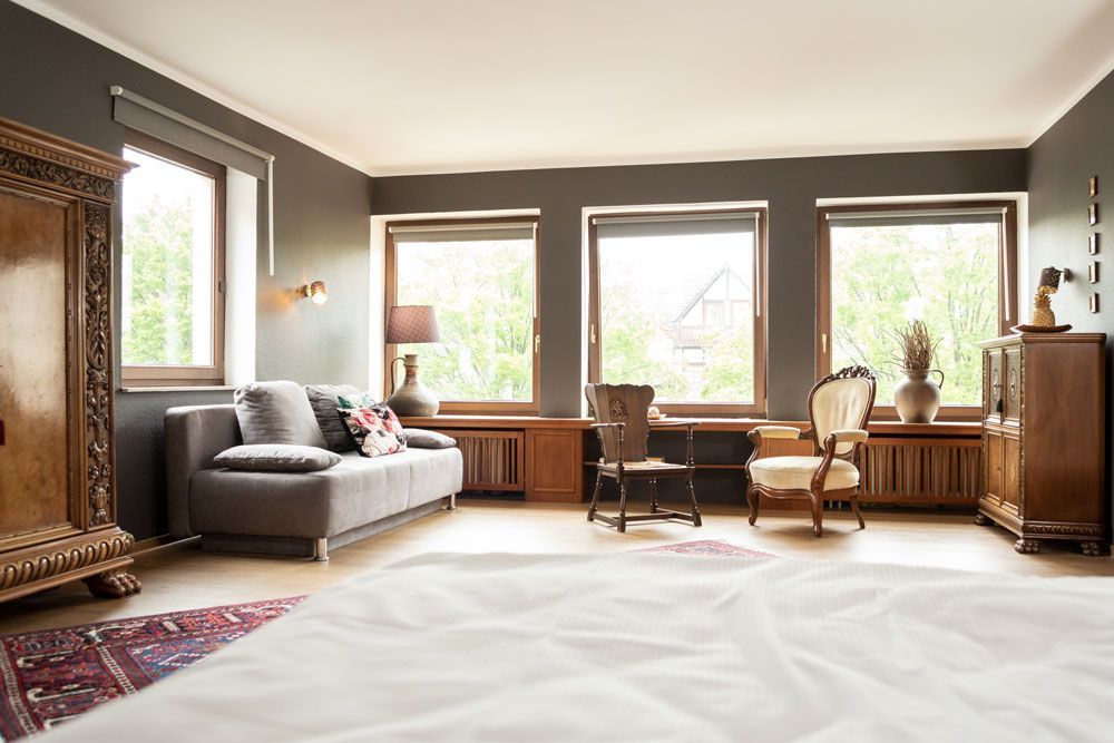 Ein Wohnzimmer mit Sofa, Stühlen und einem Teppich.