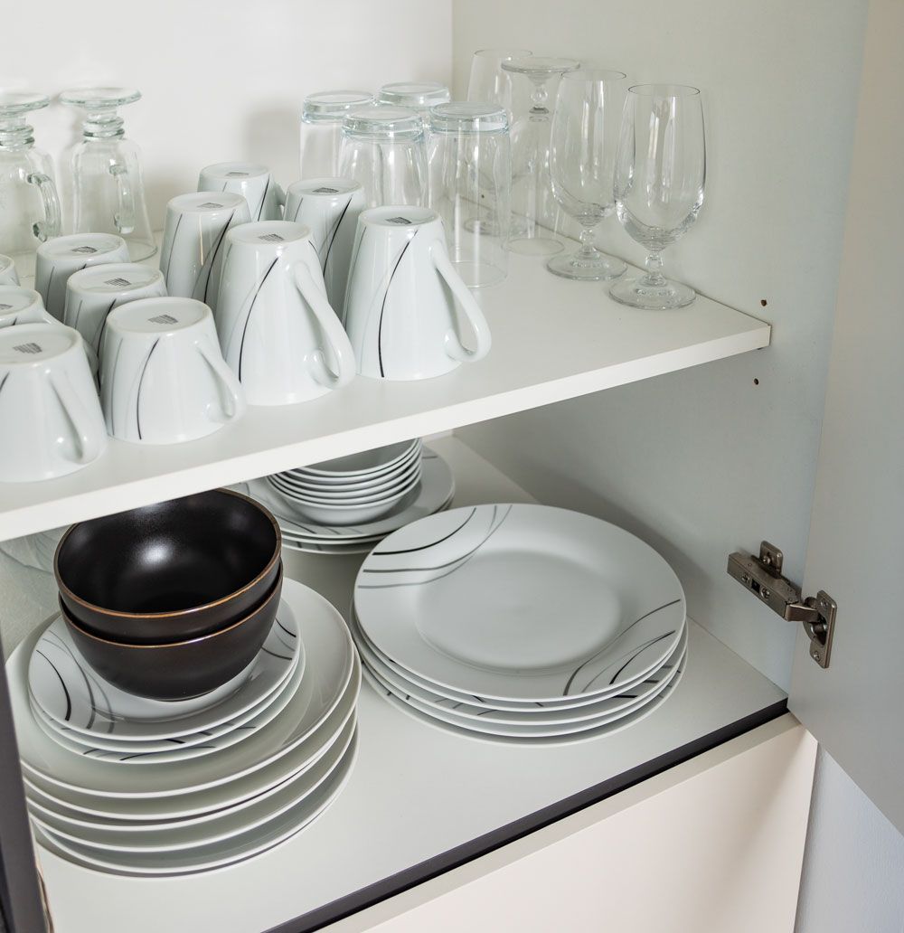 Ein Schrank voller Teller, Schüsseln, Tassen und Gläser