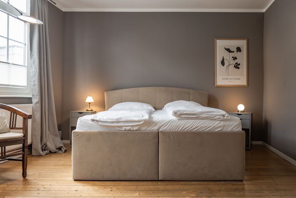 In der Mitte des Zimmers steht ein großes Bett.