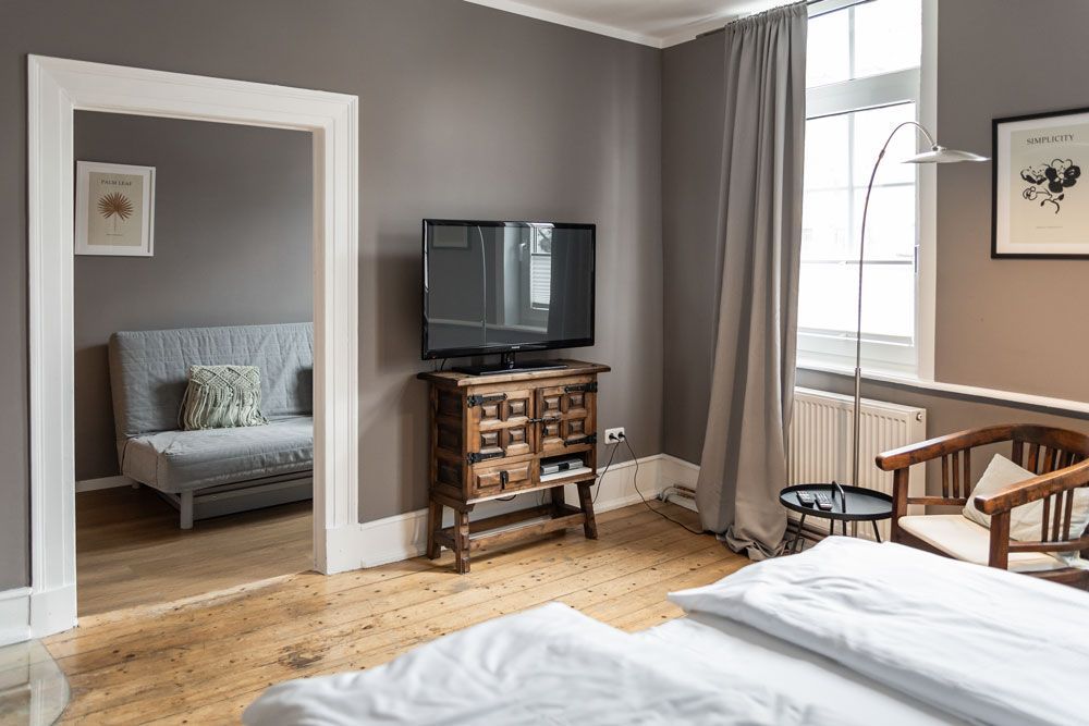 Eine Küche mit Tisch und Stühlen und einer Mikrowelle.