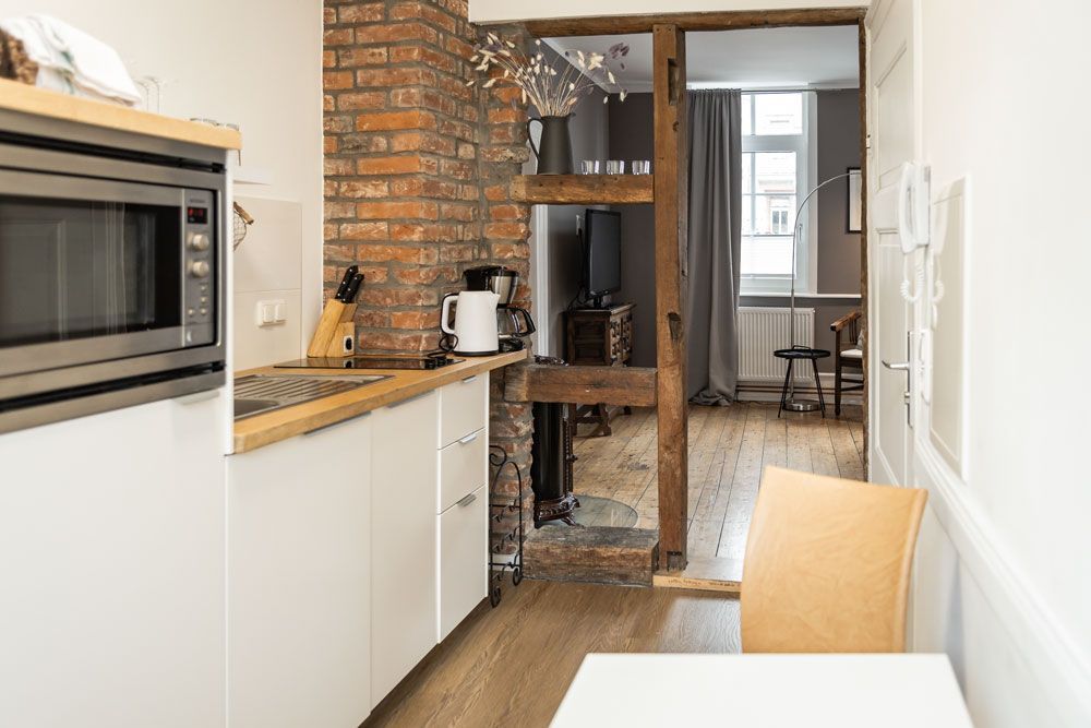 In der Mitte des Raumes befindet sich ein gemauerter Kamin.