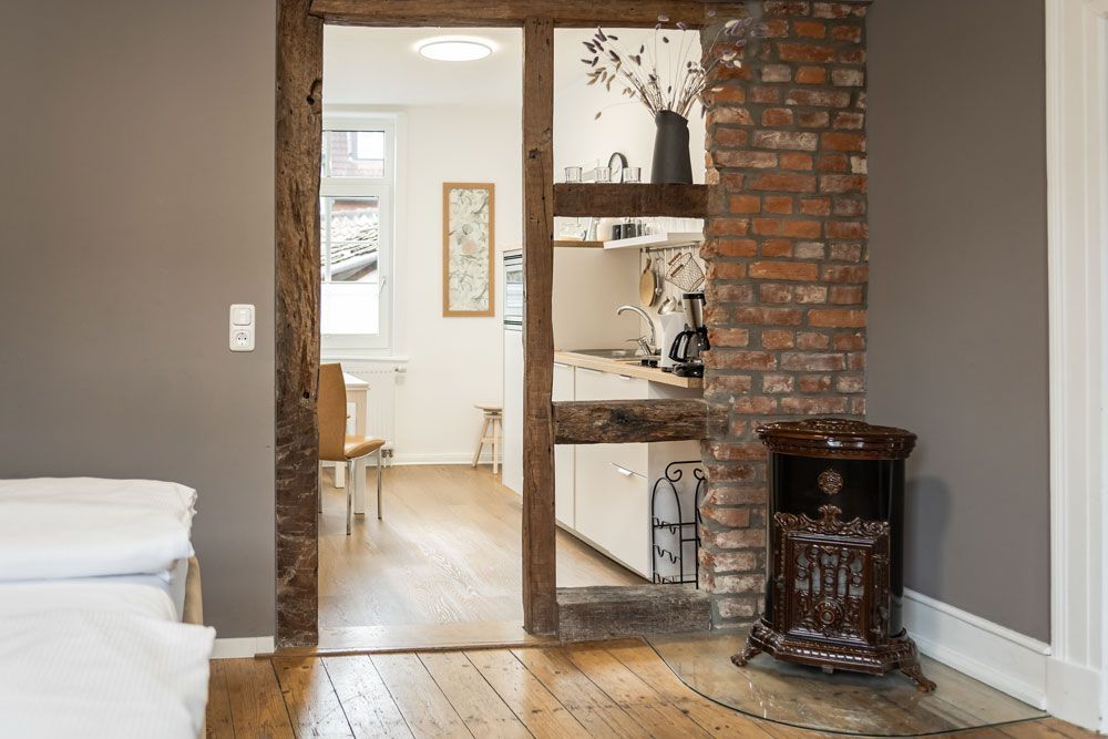 Eine Küche mit Spüle, Herd, Mikrowelle und einer Uhr an der Wand.