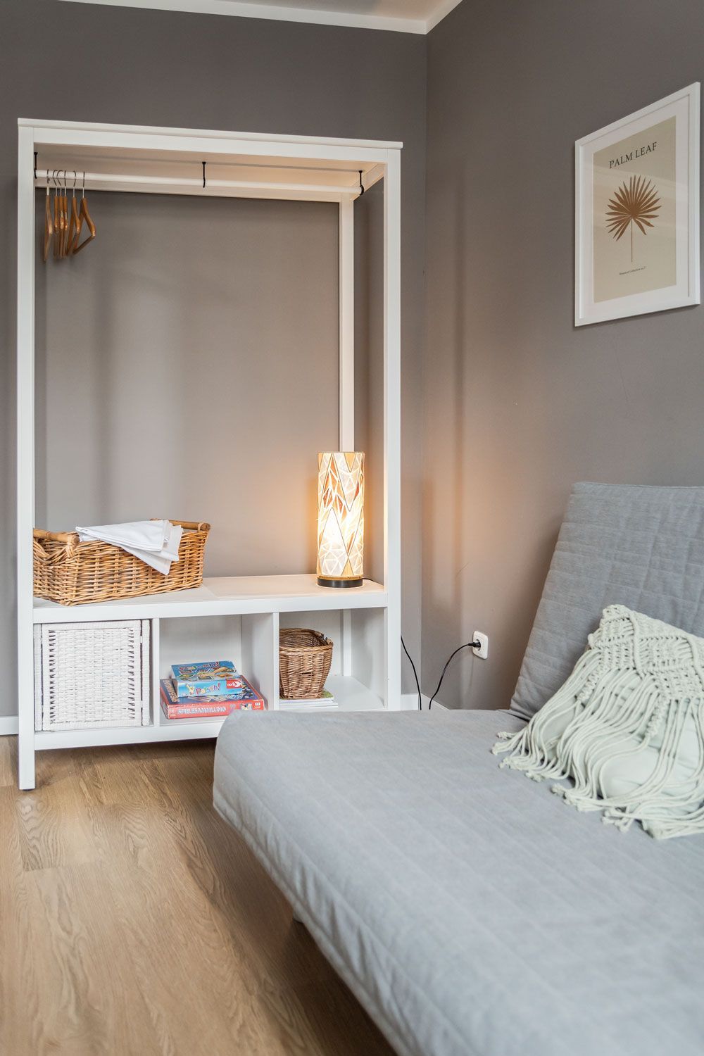 Ein Wohnzimmer mit einer Couch und einem Kleiderschrank.