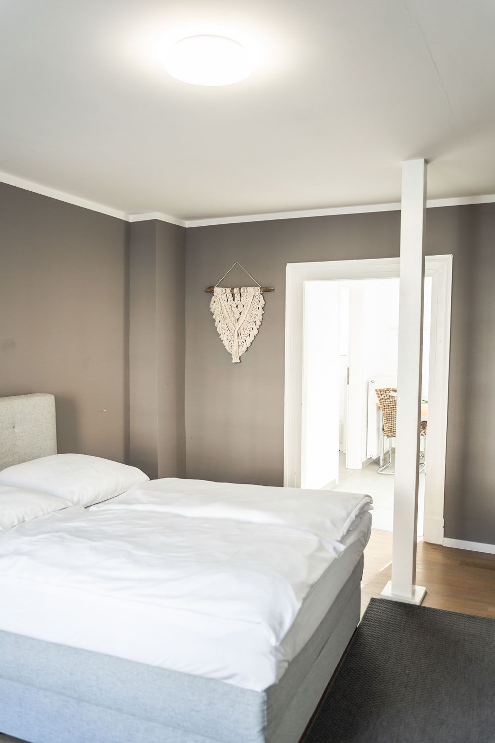 Ein Schlafzimmer mit einem Bett und einem an der Wand hängenden Dreieck.