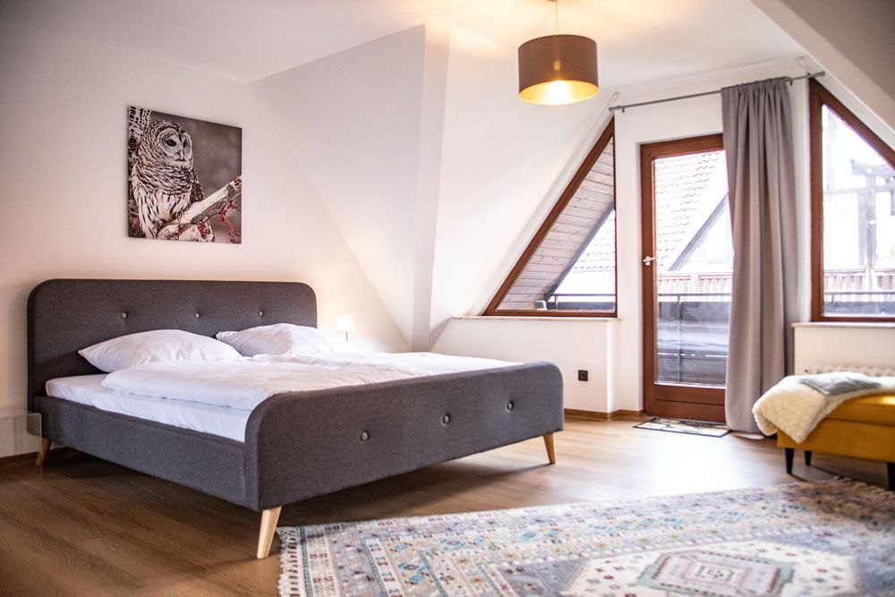 In der Mitte des Zimmers steht ein großes Bett.