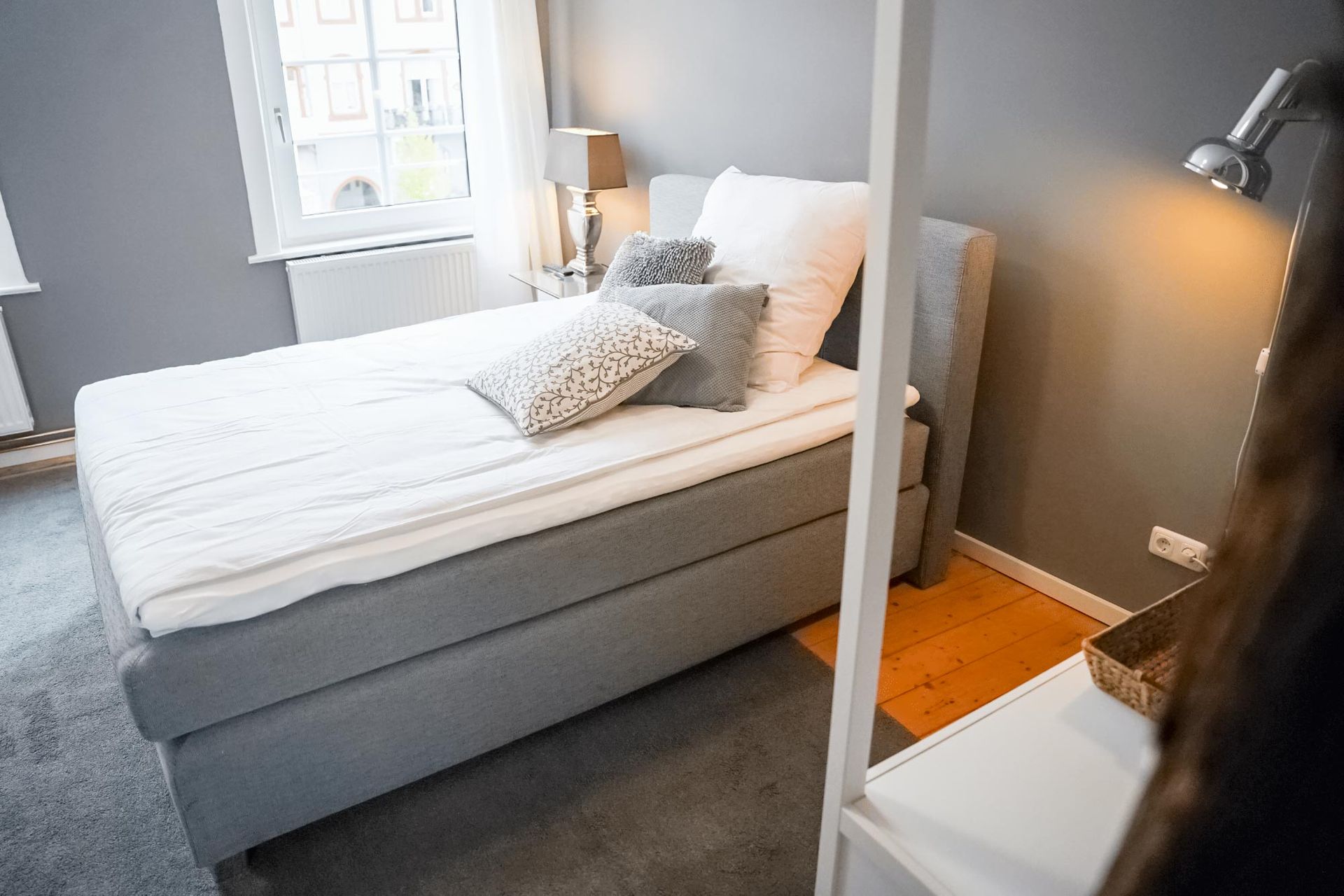 Ein Schlafzimmer mit einem Einzelbett und einem Himmelbett.