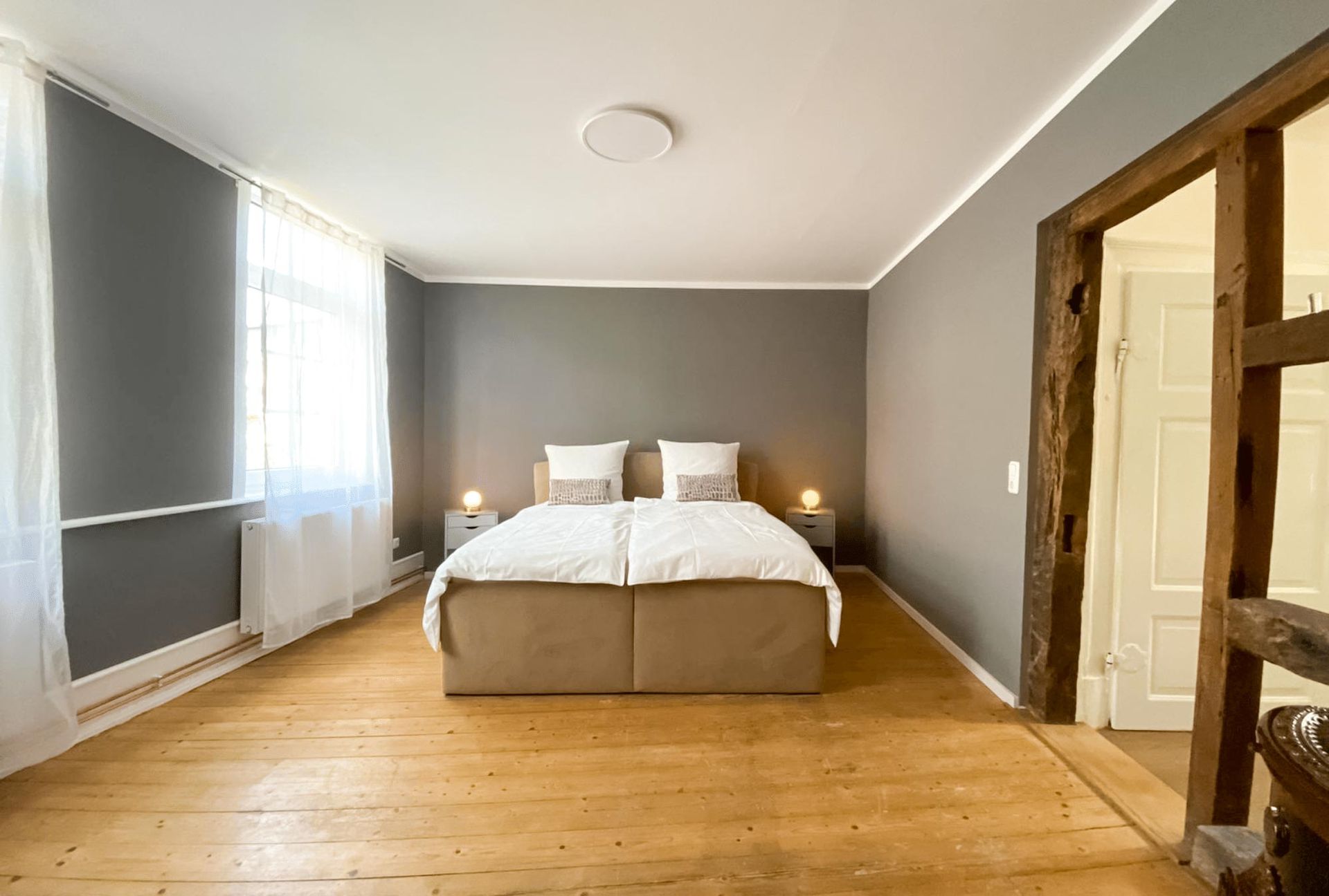 In der Mitte des Zimmers steht ein großes Bett.