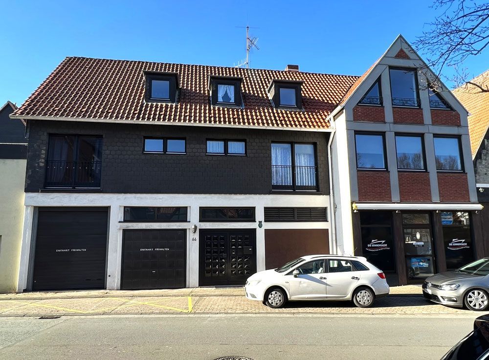 Ein weißes Auto steht vor einem Gebäude