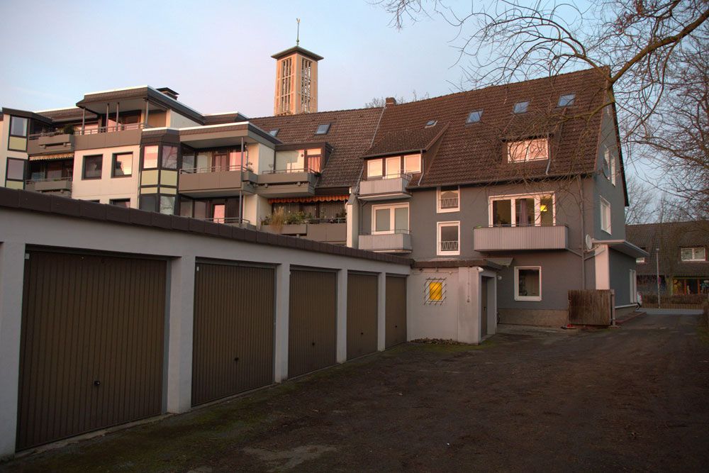 Ein Gebäude mit vielen Garagen davor