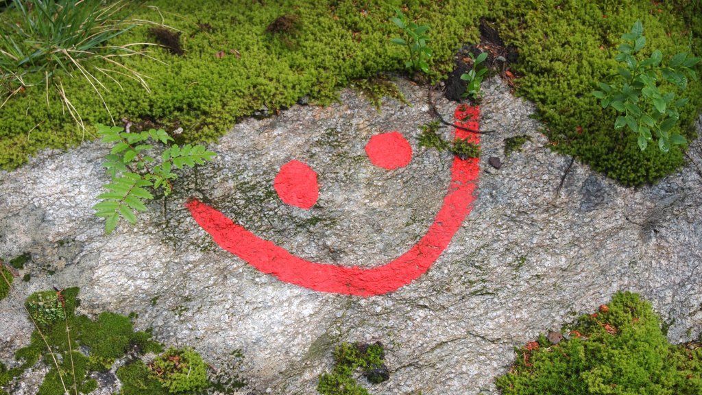 lächelndes Wanderweg-Zeichen