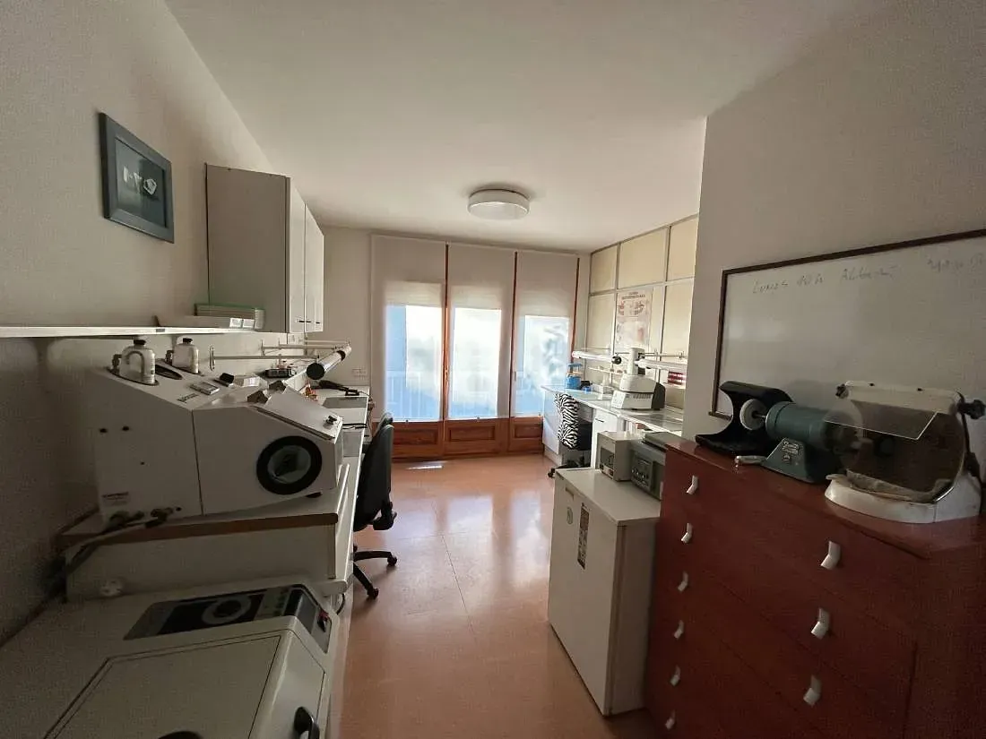 Una cocina con muchos electrodomésticos y una gran ventana.