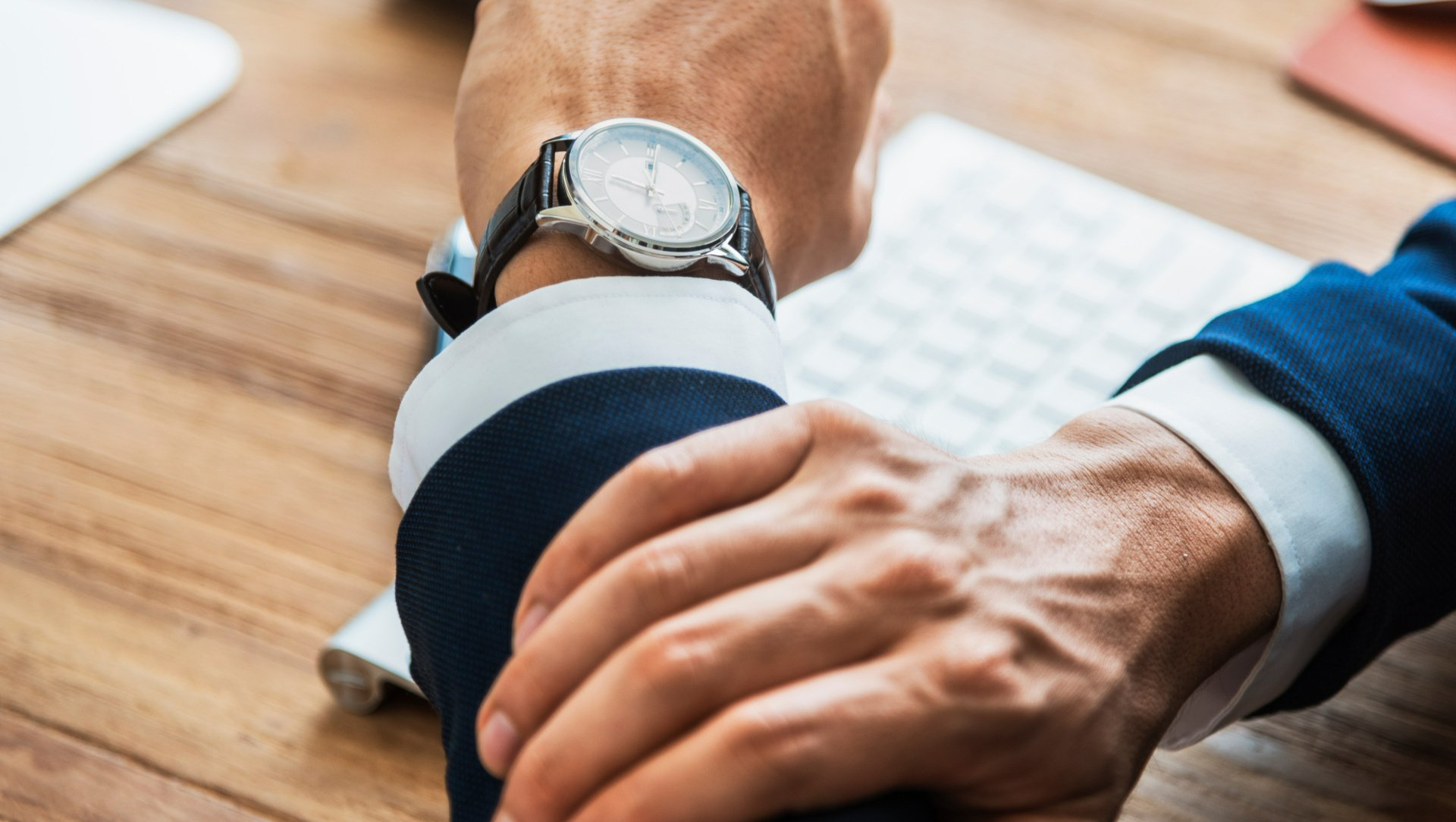 Homme regardant sa montre