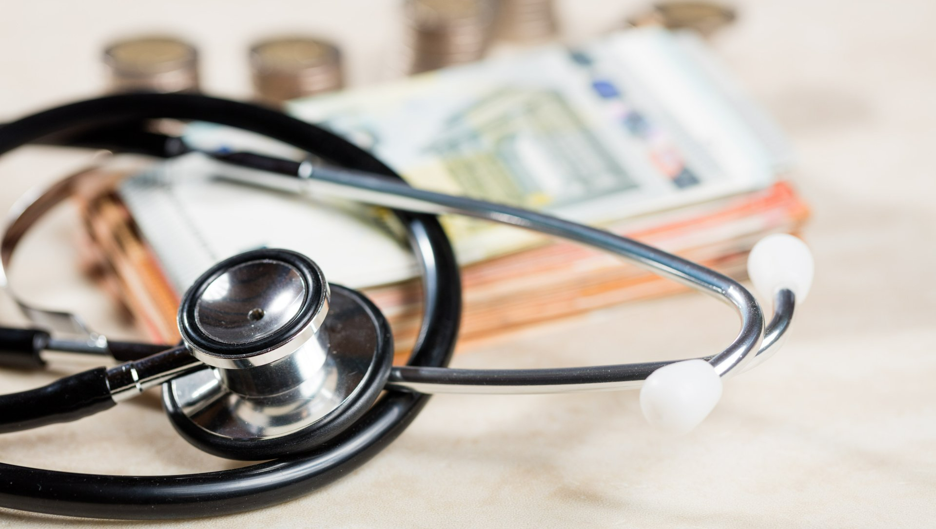 Stéthoscope et pile de billets