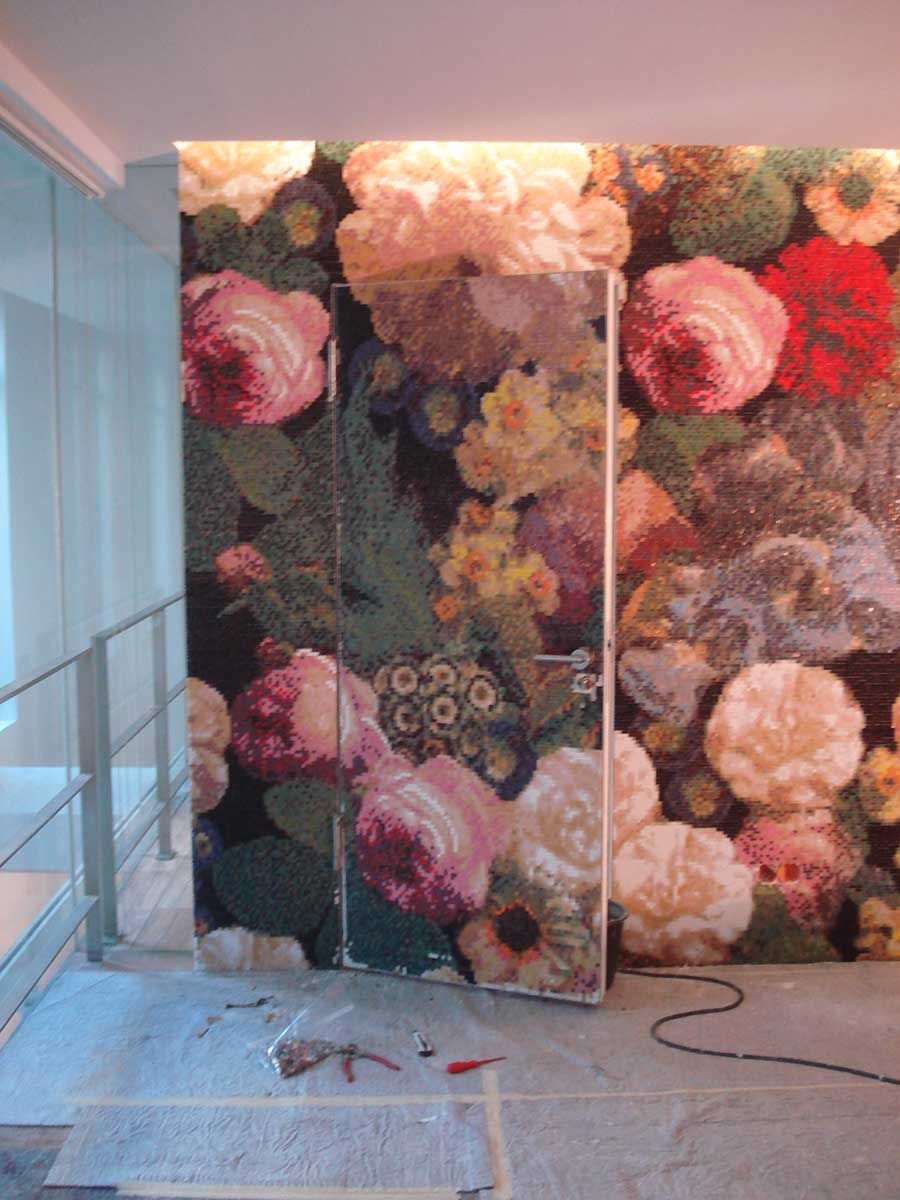 Mosaikwand mit Tür Blumen