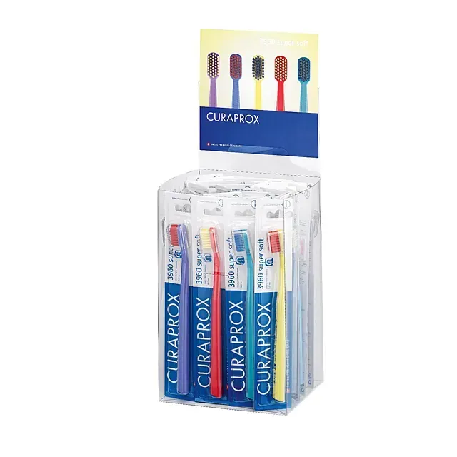 Vitrina de cepillos de dientes Curaprox en varios colores.