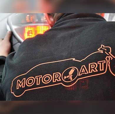 Un hombre que lleva una camisa negra que dice 