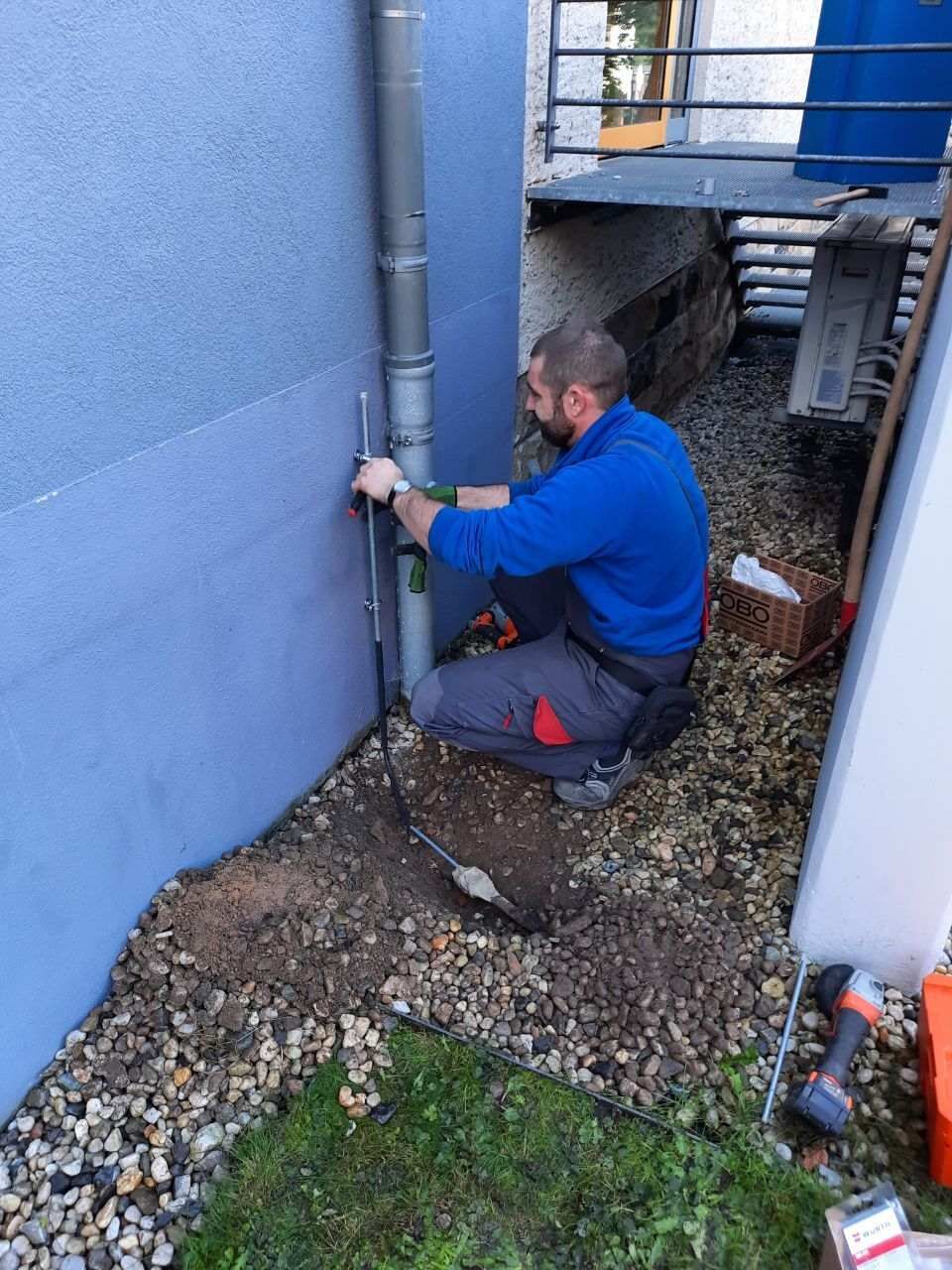 Mitarbeiter bei elektrotechnischen Arbeiten