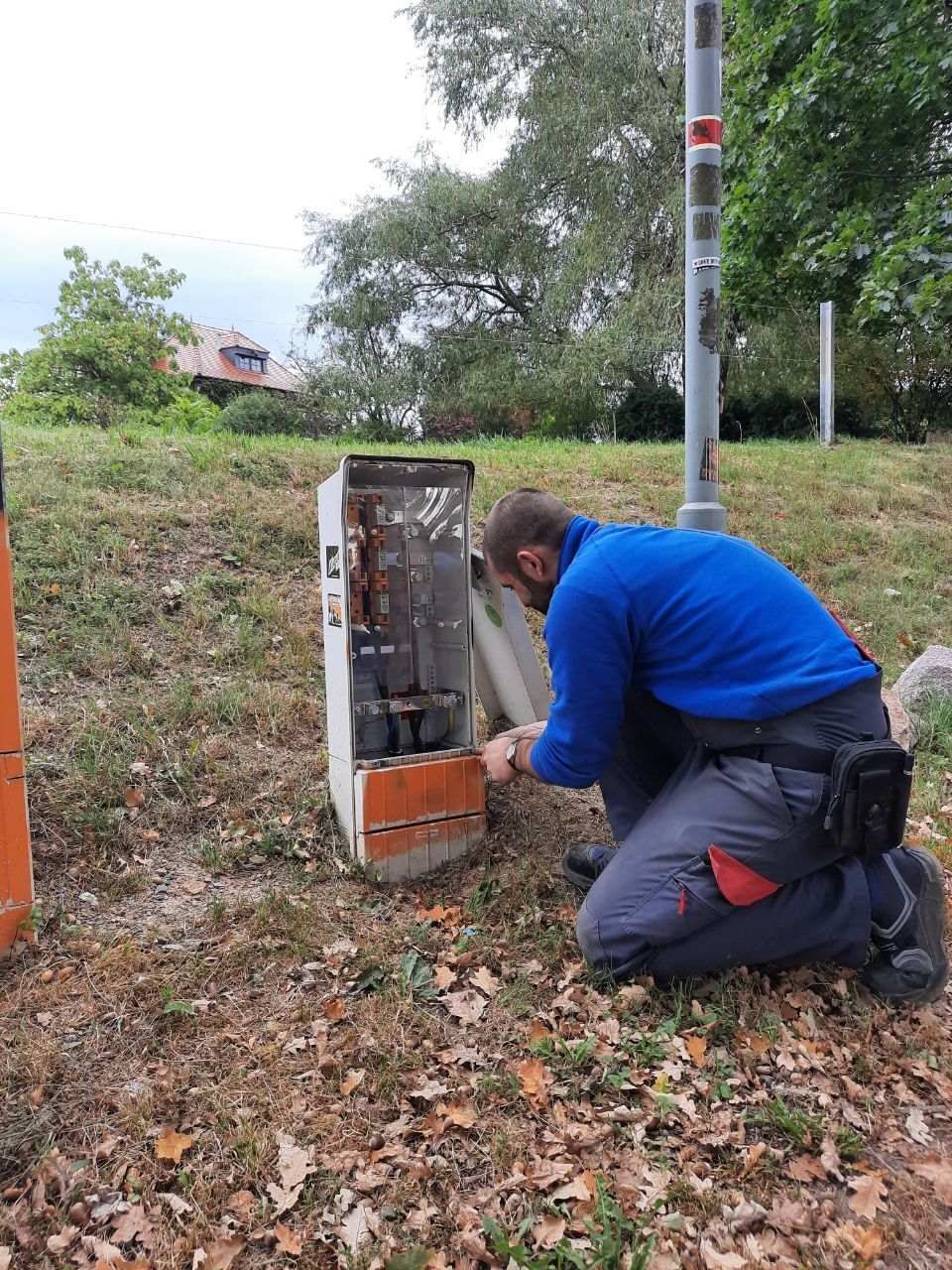 Mitarbeiter bei elektrotechnischen Arbeiten