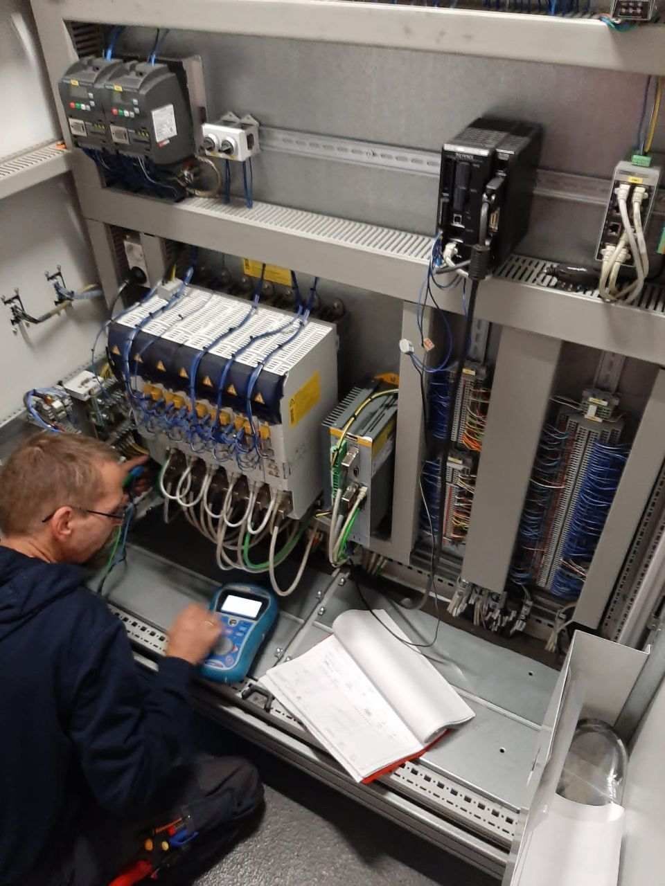 Mitarbeiter bei elektrotechnischen Arbeiten