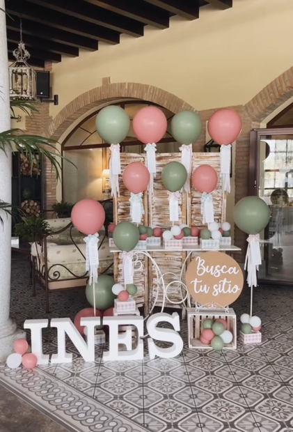 Una habitación con globos y letras que dicen ines