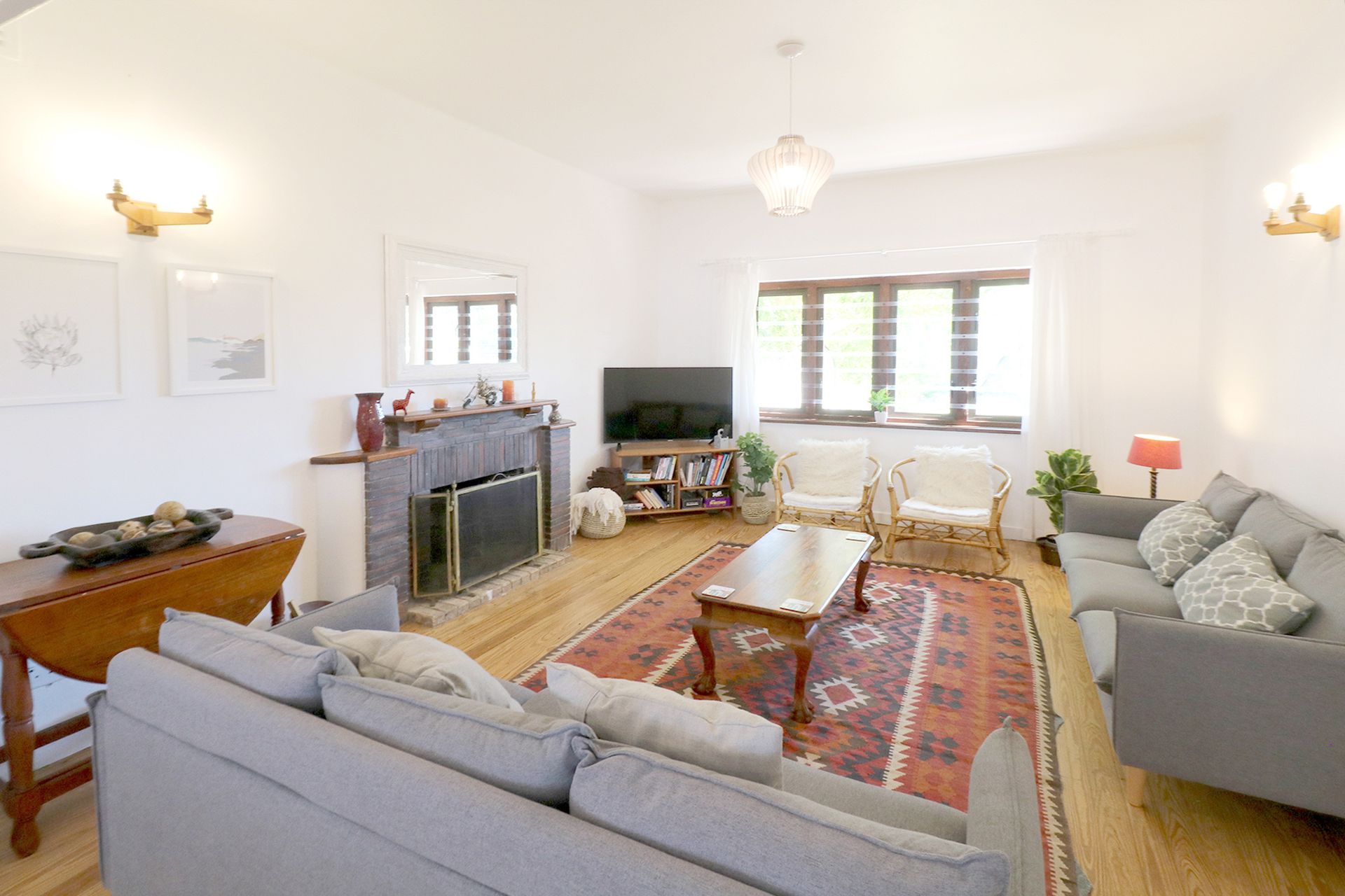 A living room filled with furniture and a flat screen tv found in MUi STAYS self-catering accommodation 