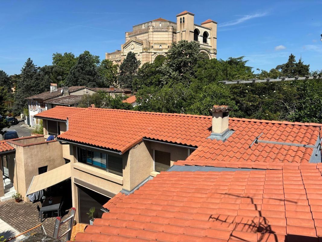 Un toit en tuiles avec une église en arrière plan