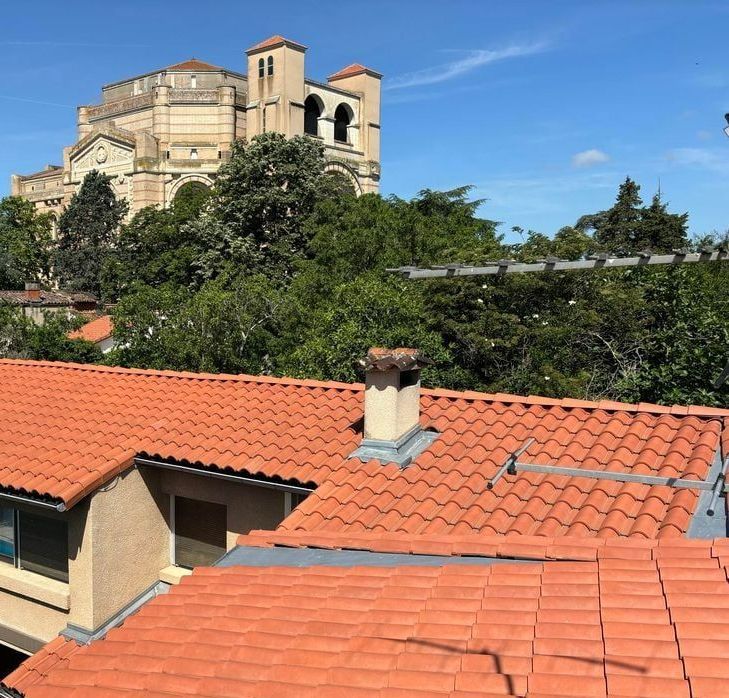Un toit en tuile en terre cuite avec une église en arrière-plan