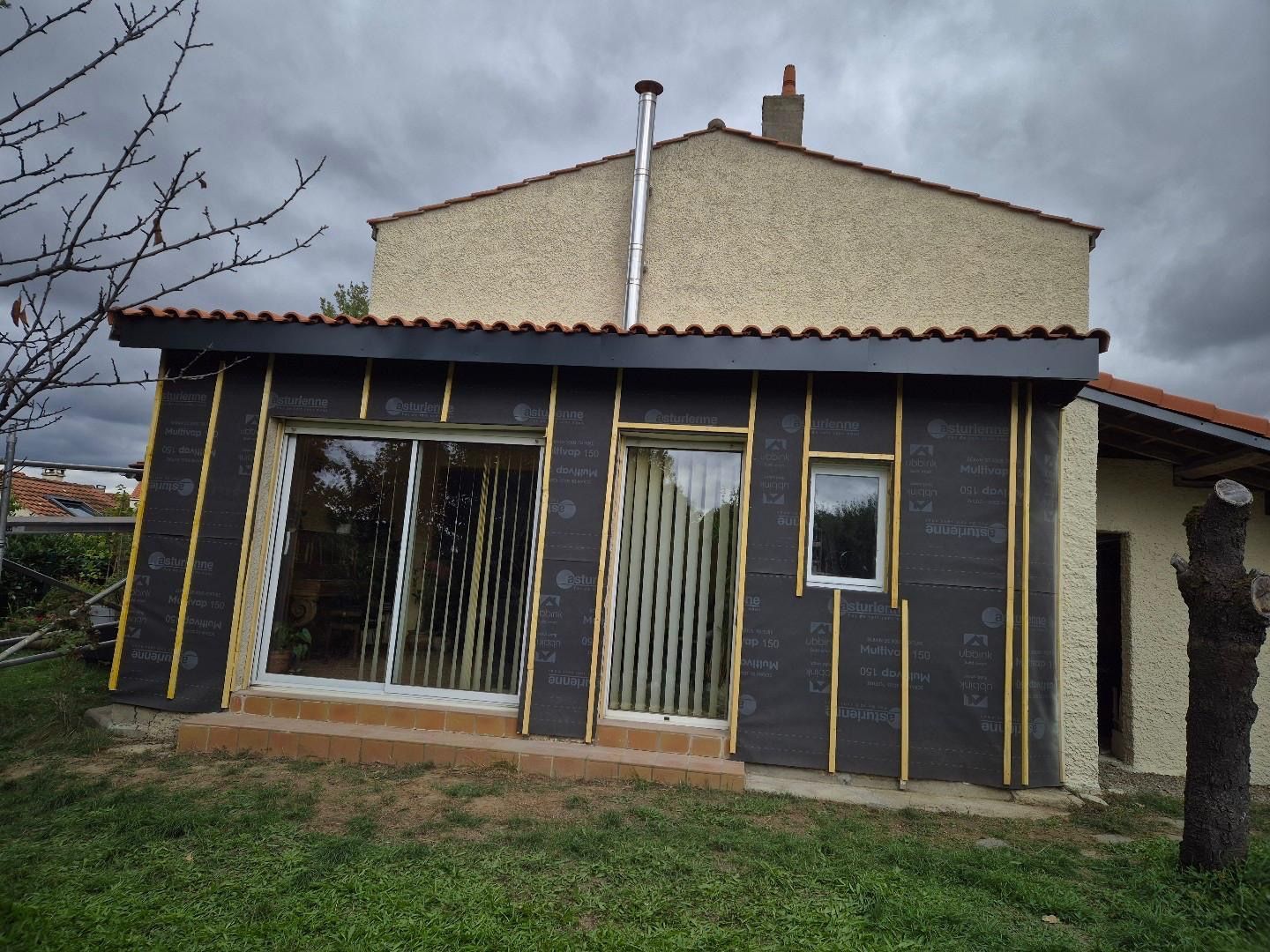 Bardage de façade en cours de pose.