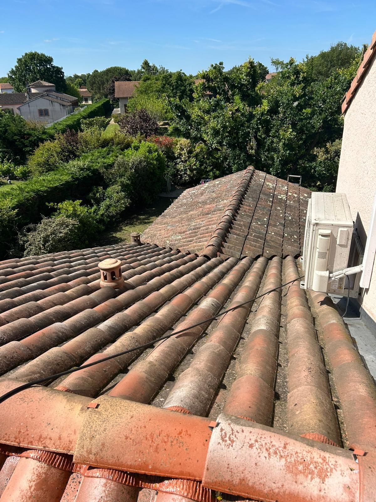 Un toit en tuiles avant nettoyage