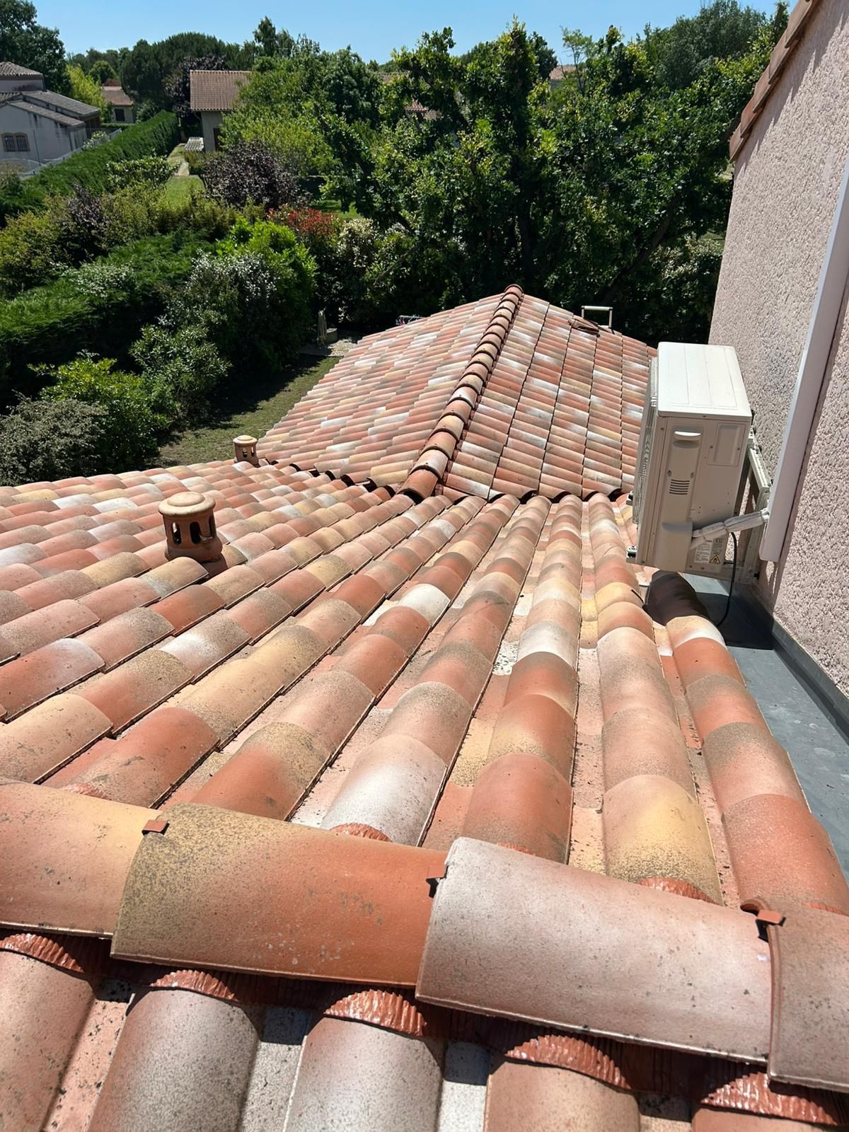 Vue sur un toit en tuiles