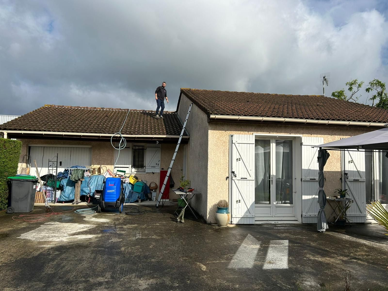 Une maison avant nettoyage du toit