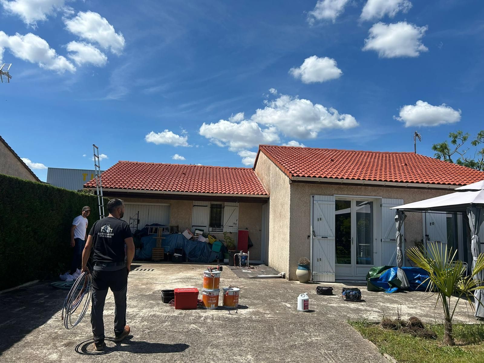 Une maison avec un toit en tuiles après nettoyage