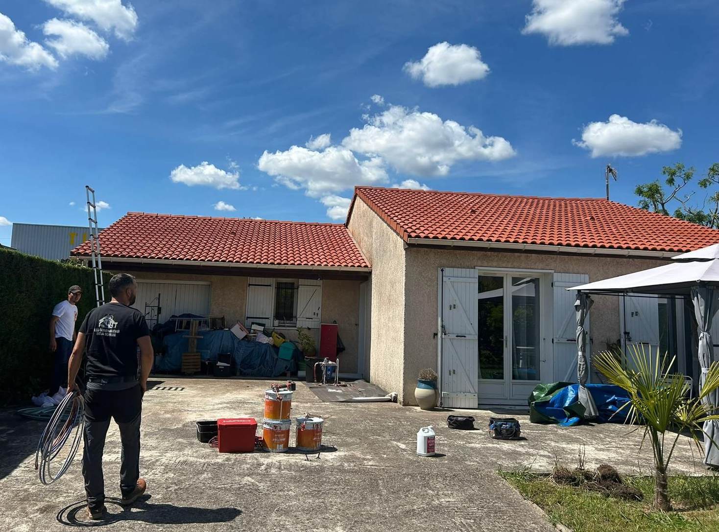 Une maison après nettoyage du toit