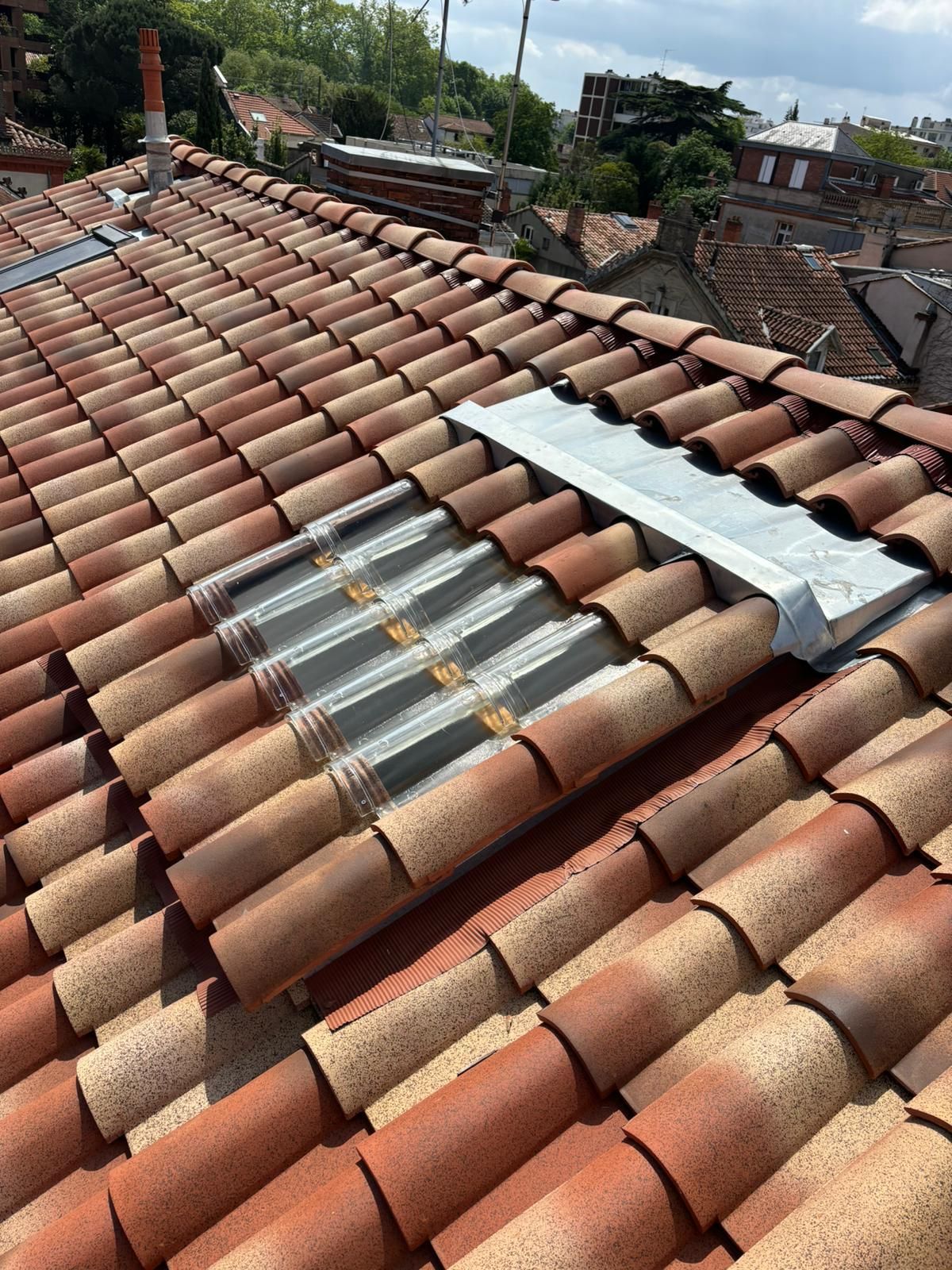 Un toit en tuiles et des éléments de zinguerie