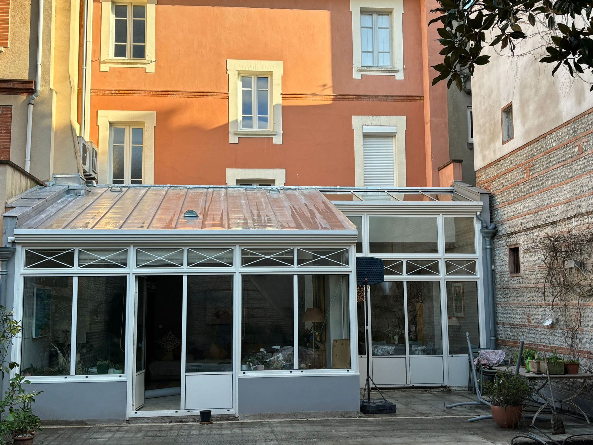 Un toit en zinc posé au-dessus d'une véranda